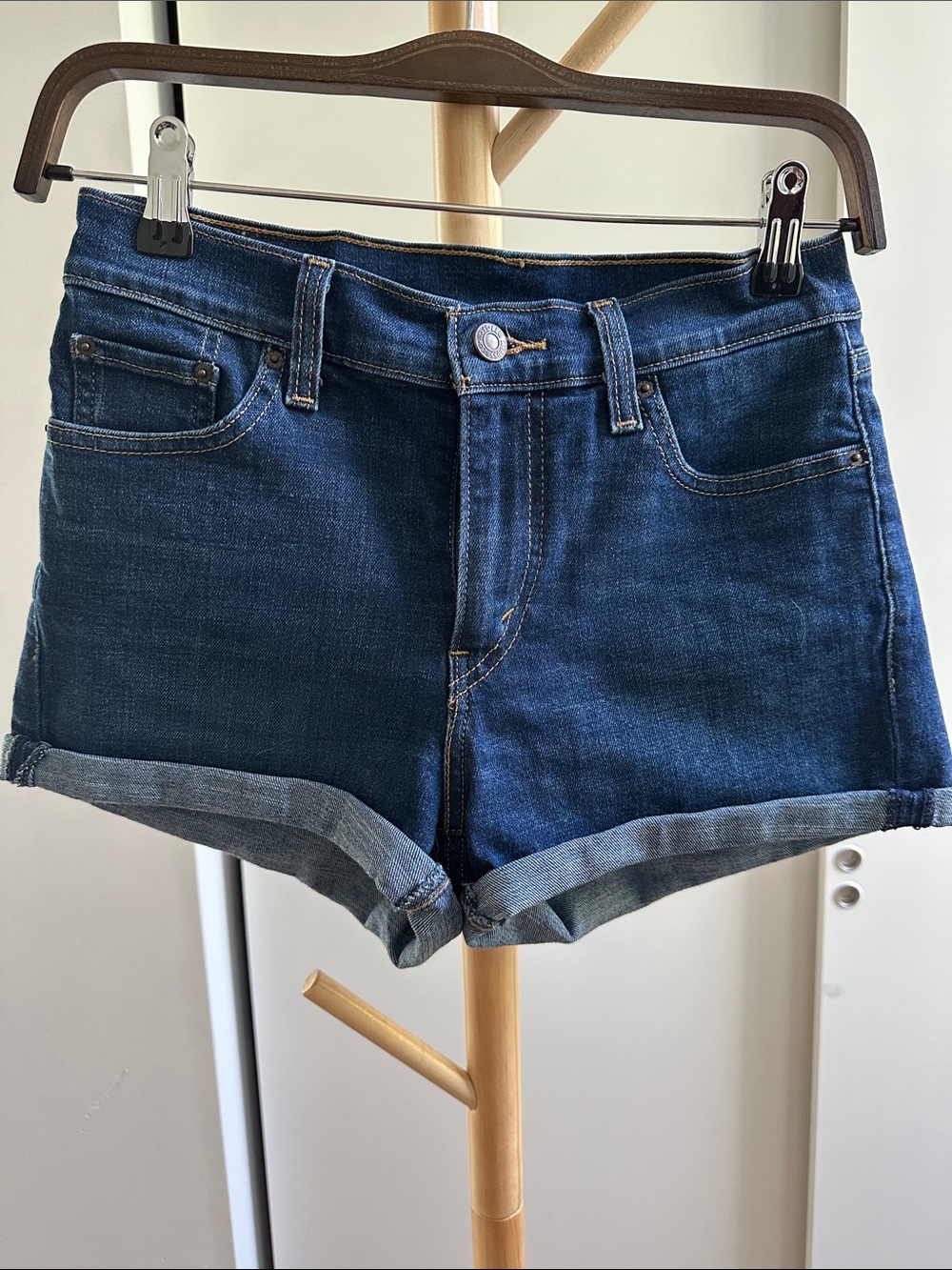 Levi’s Dark Wash High Rise Cuffed Denim Shorts W26